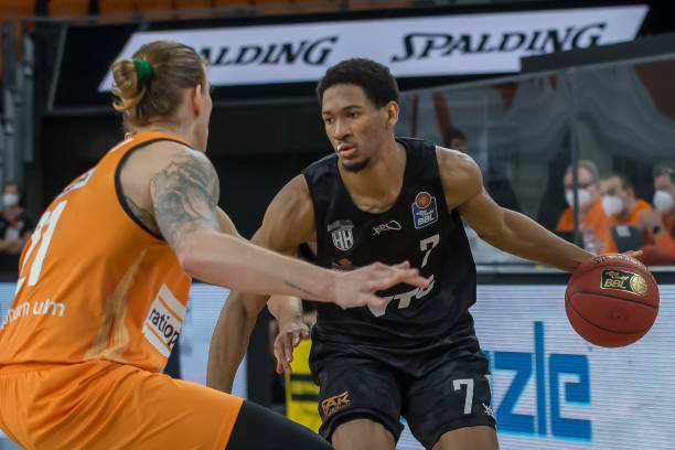 进球后致敬 进球后致敬